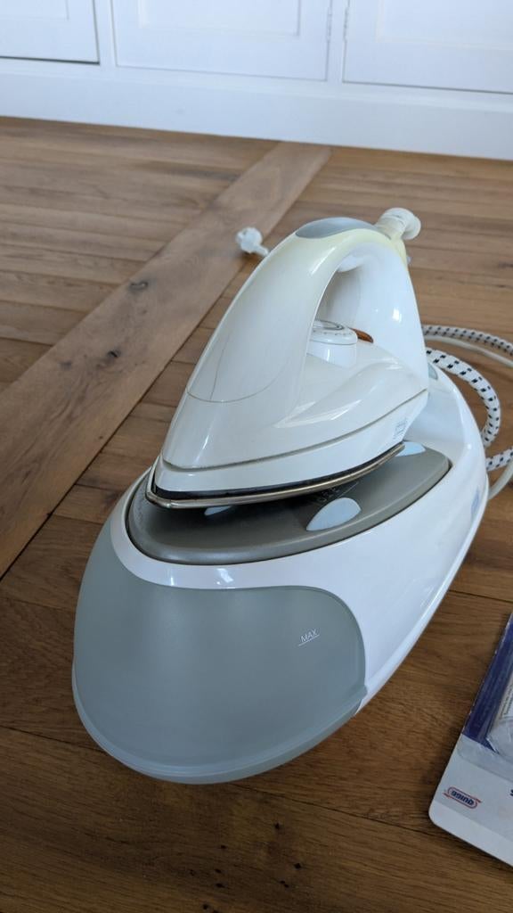 Quigg Strijkijzer met Stoomgenerator - Wit/Grijs, Ophalen of Verzenden, Gebruikt, Strijkijzer met snoer