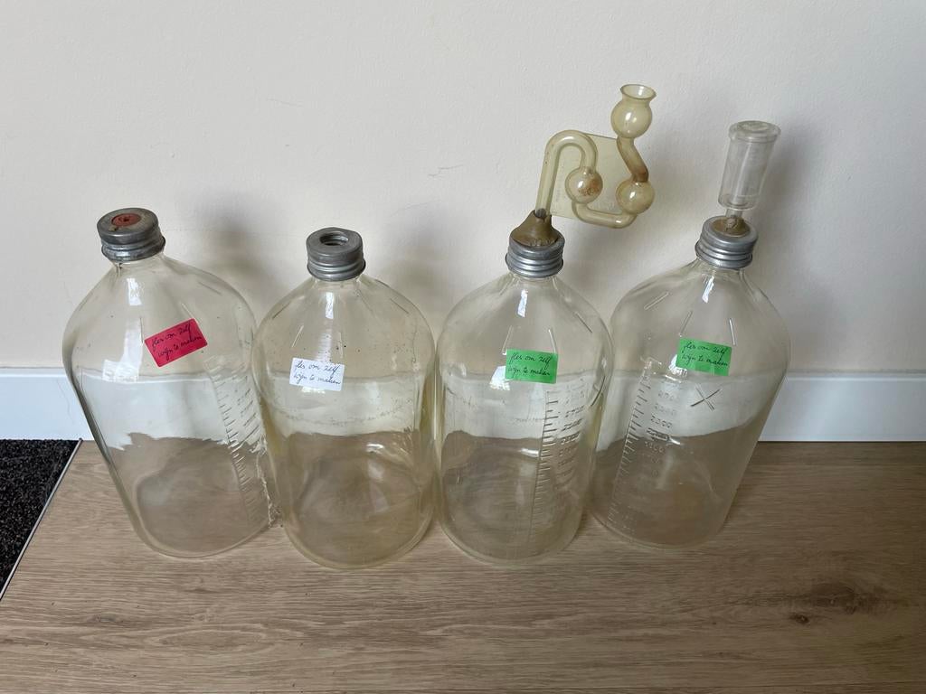 Vier glazen flessen met watersloten. Voor maken wijn?, Ophalen of Verzenden