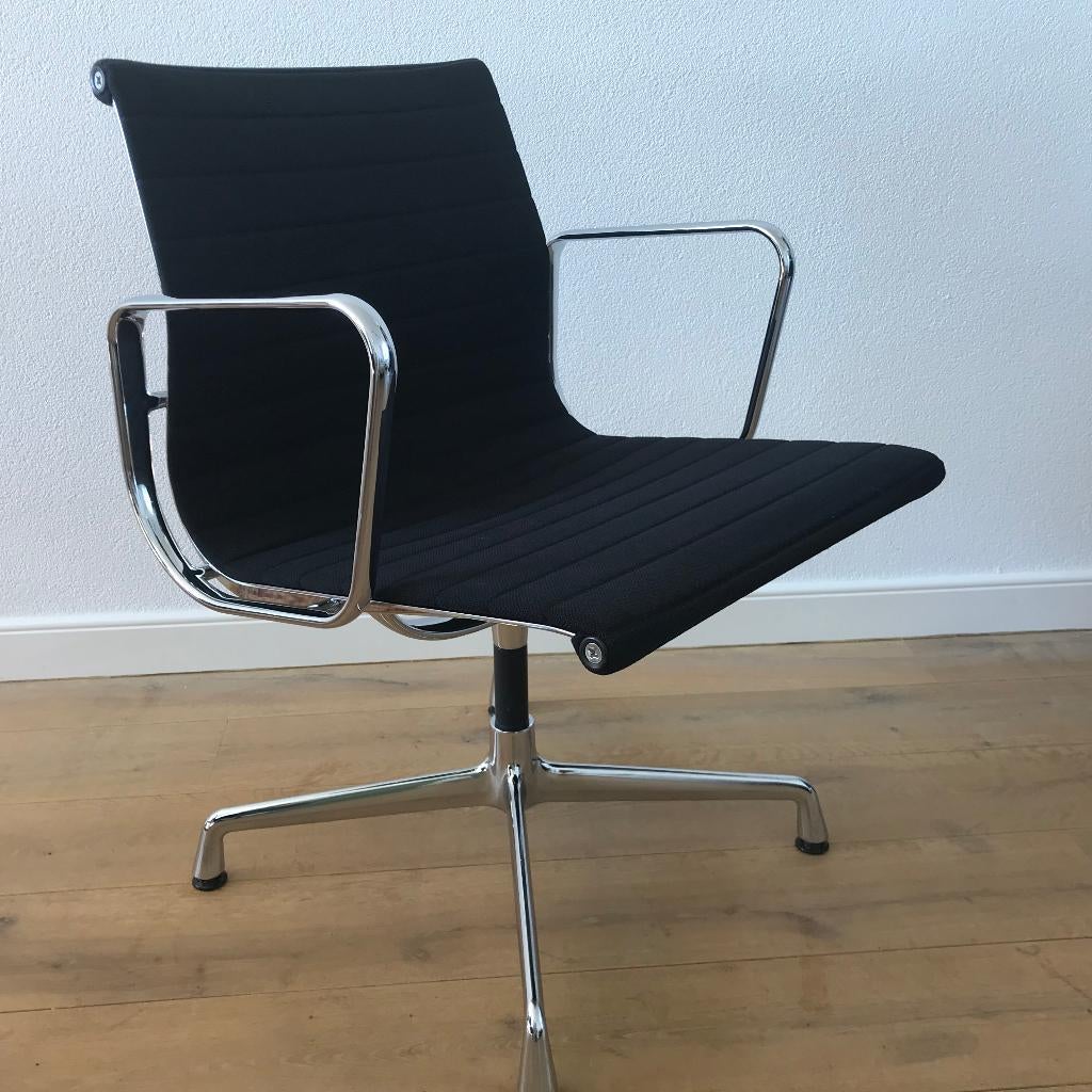 IZGS Vitra Eames Aluminium stoel EA 107 EA107 chroom, Huis en Inrichting, Stoelen, Ophalen of Verzenden, Zo goed als nieuw, Nvt