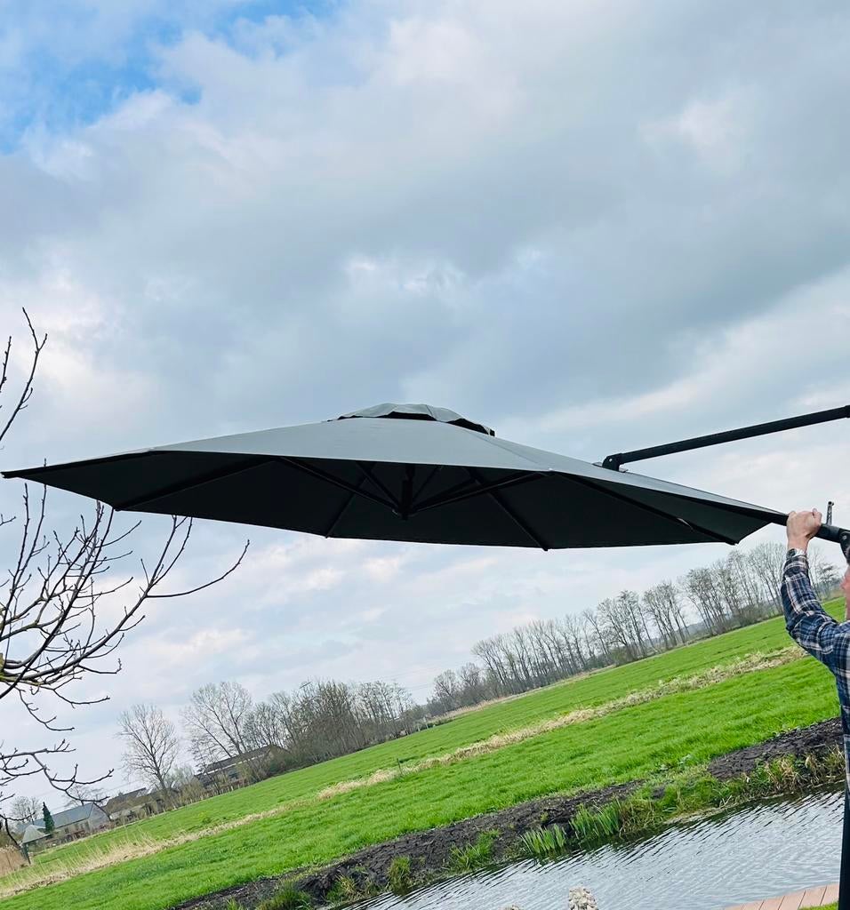 Zweefparasol 3m. Antraciet innklapbaar met voet, Ophalen, Zo goed als nieuw, Zweefparasol