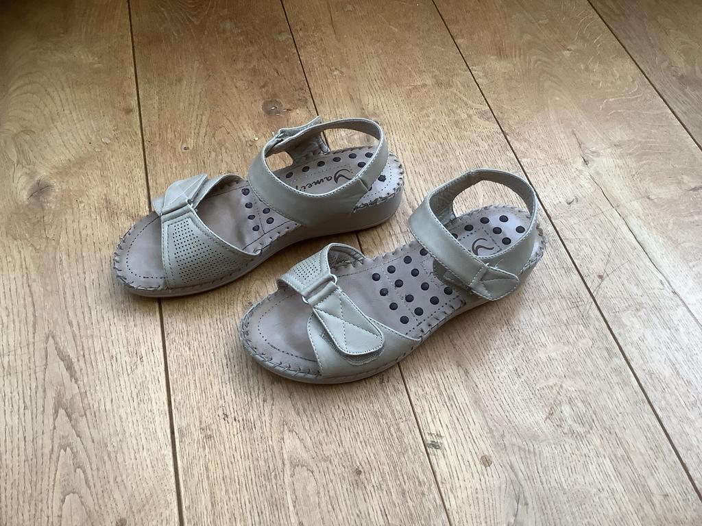 Comfortabele sandalen maat 38, Kleding | Dames, Beige, Zo goed als nieuw, Sandalen of Muiltjes, Ophalen of Verzenden