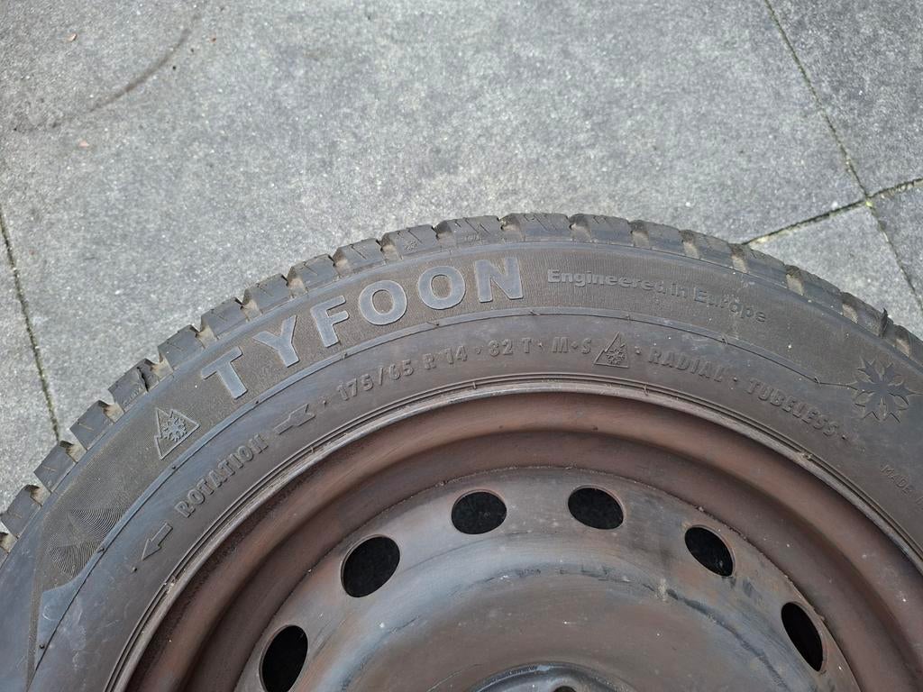 Tyfoon winterband op velg 175/65 R14, Ophalen, Gebruikt, Renault