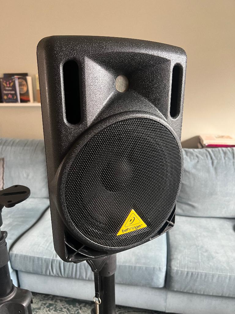 Behringer Eurolive B208D actieve speaker + 2 standaarden, Ophalen, Zo goed als nieuw, Minder dan 500 watt, Monitor(versterker)