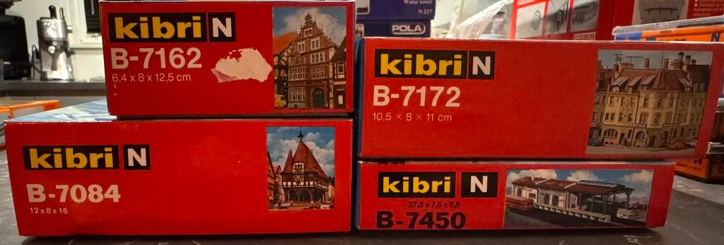 Partij 4x Kibri N-spoor Bouwpakketten (Stad & Station) Nieuw, Hobby en Vrije tijd, Modeltreinen | N-Spoor, Overige merken, Gelijkstroom of Wisselstroom