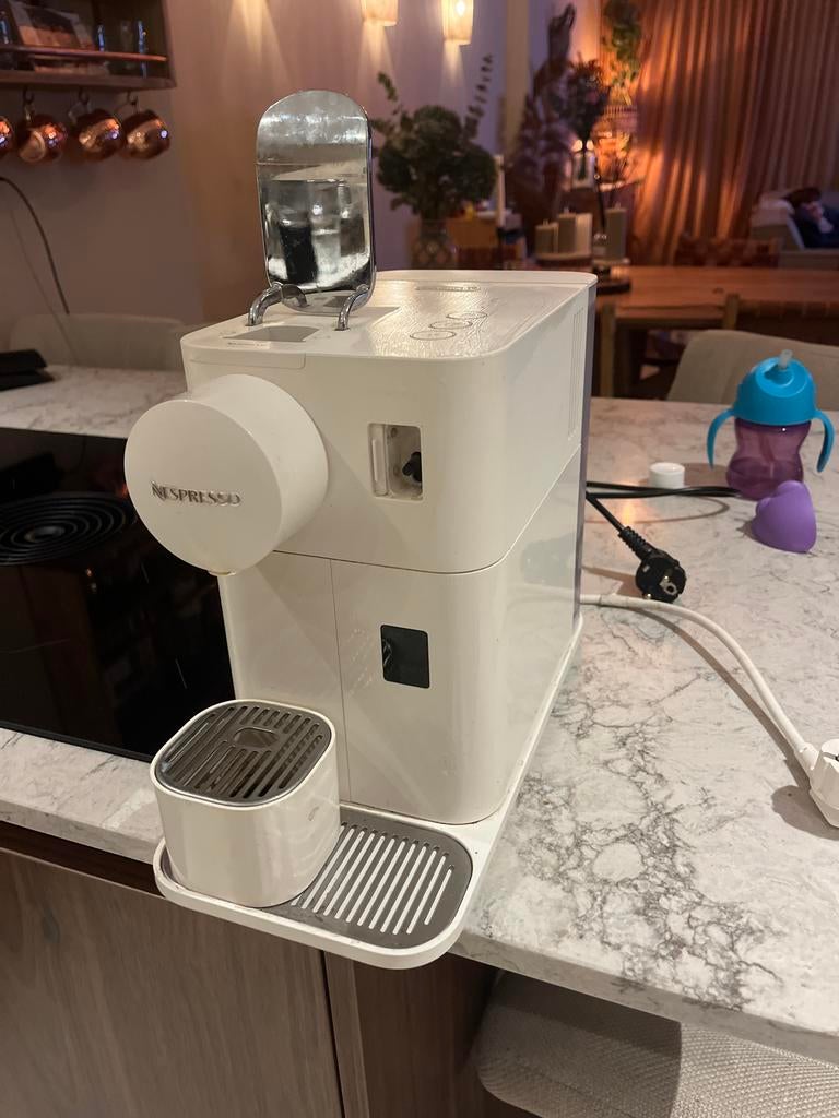 Nespresso Koffiemachine - melkdispencer is defect!, Gebruikt, Koffiemachine, Ophalen of Verzenden, Koffiepads en cups