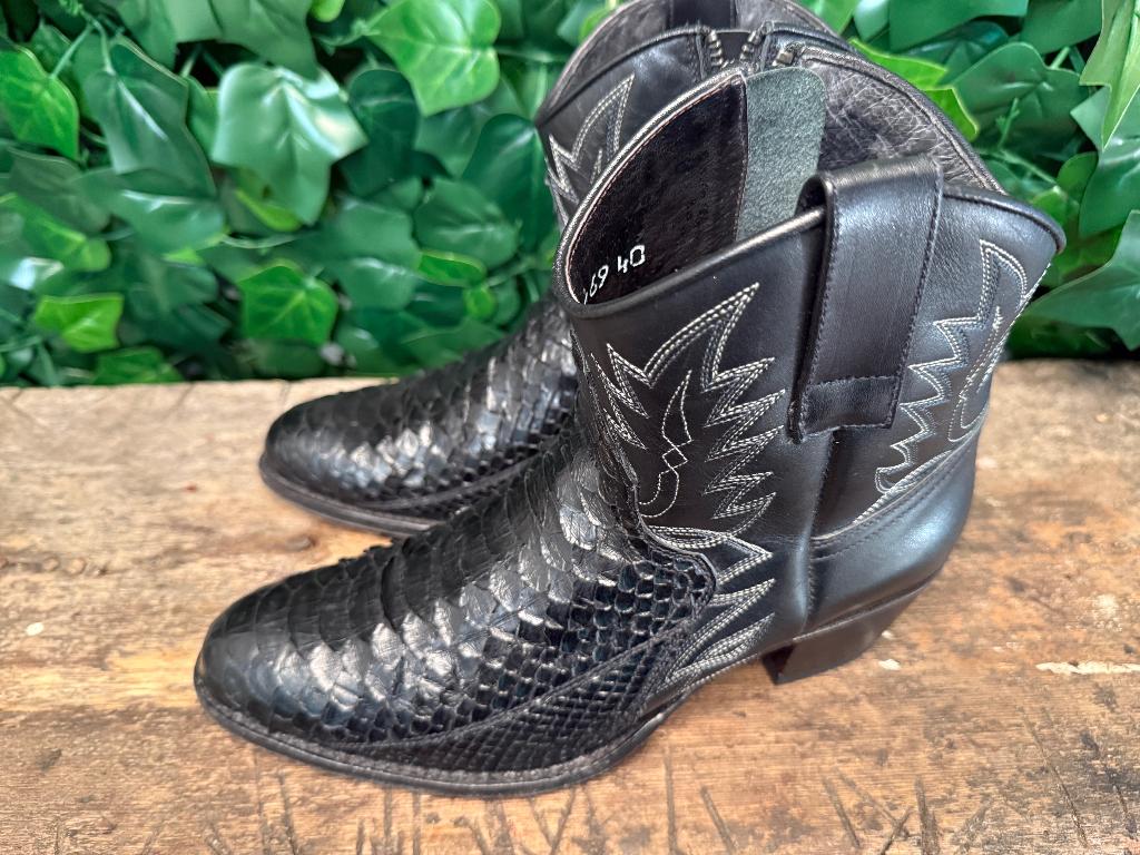 bijna Nieuwe prachtige python laarzen van Sendra maat 40, Kleding | Dames, Schoenen, Sendra, Zwart, Lage of Enkellaarzen, Ophalen of Verzenden