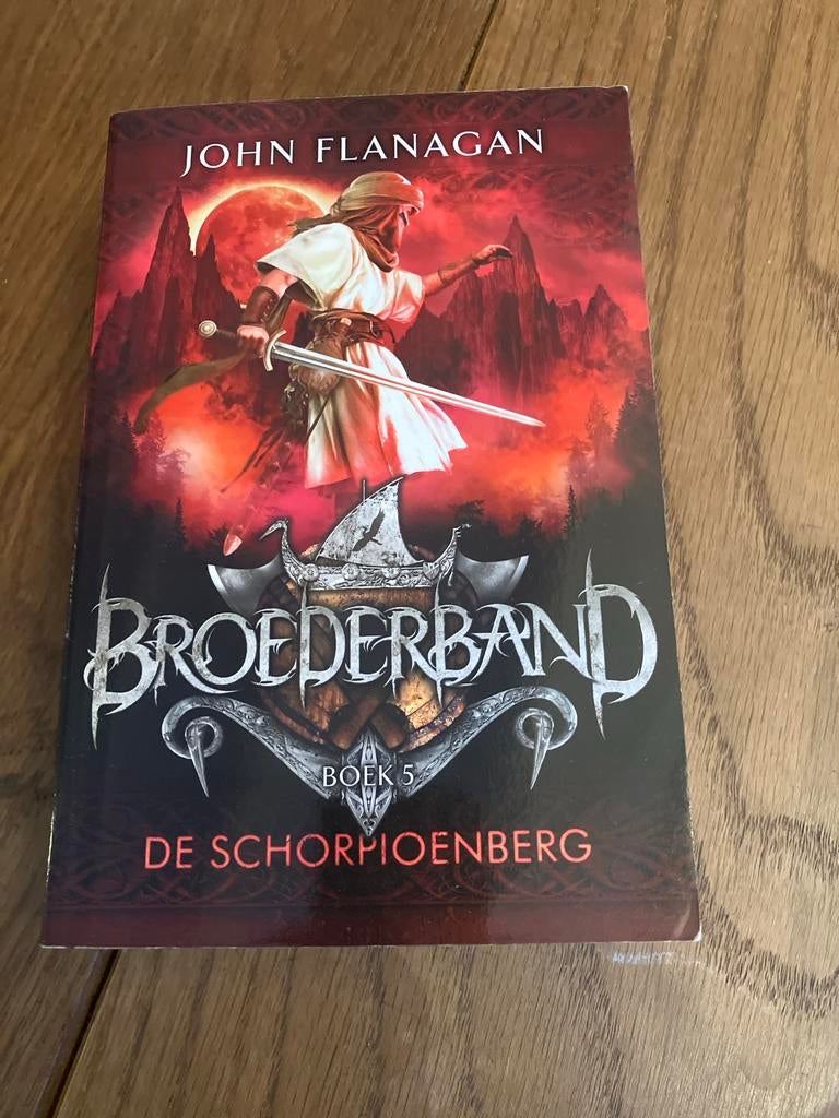 Broederband 5: De Schorpioenberg - John Flanagan, Ophalen, Zo goed als nieuw
