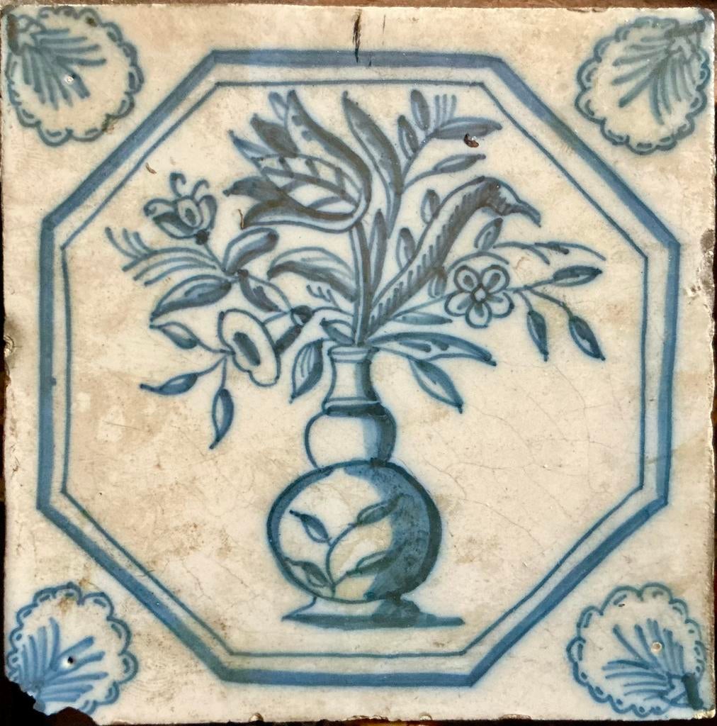Oude tegel tulpvaas met bijzondere hoekdecoratie., Antiek en Kunst, Ophalen of Verzenden