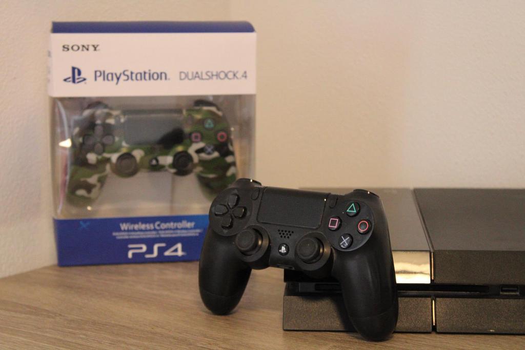 PlayStatoon 4 1TB + 2 Controller’s + 8 Spellen, Met games, Ophalen of Verzenden, Zo goed als nieuw, Met 1 controller