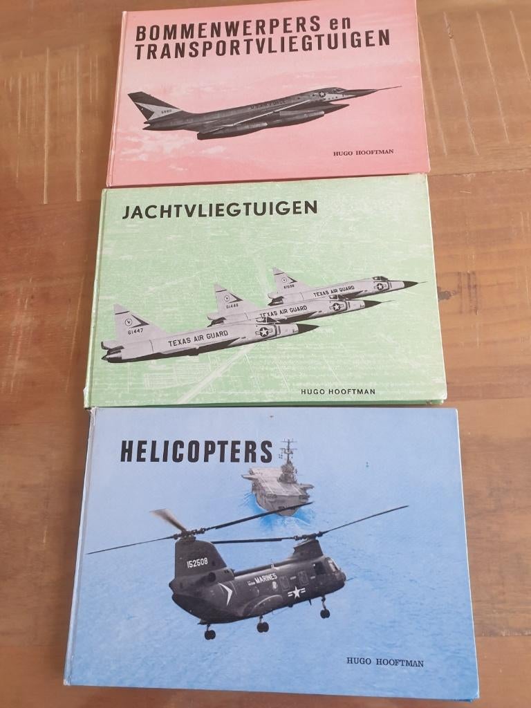 3 vintage militaire vliegtuigboekjes uit 1970, Ophalen of Verzenden, Landmacht, Nederland