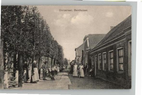 Benthuizen Dorpstraat Molen veraf veel volk hond RECLAME, Ophalen of Verzenden, Voor 1920, Ongelopen, Zuid-Holland