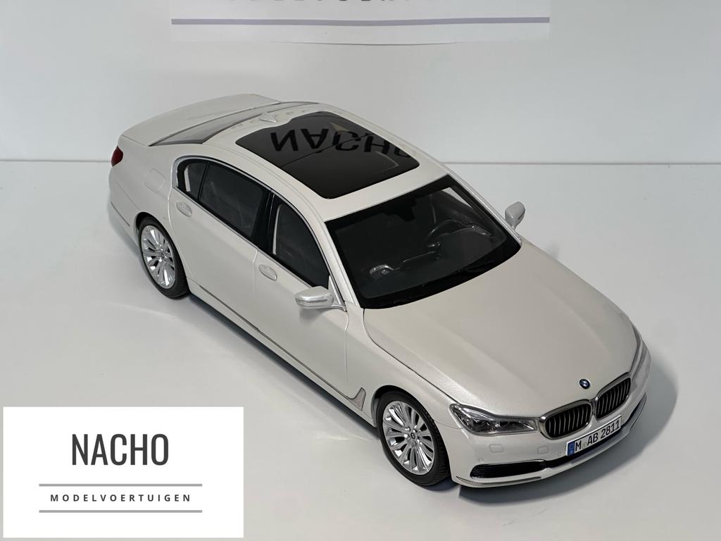 BMW 7-Serie 750Li | Kyosho Dealer | schaal 1:18 | Doos, Hobby en Vrije tijd, Modelauto's | 1:18, Ophalen of Verzenden, Zo goed als nieuw