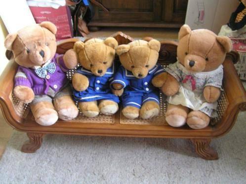 De Bijenkorf Bob Sabine Benny en Bibi beer op bank, Verzamelen, Beren en Cherished Teddies, Ophalen, Zo goed als nieuw, Stoffen beer