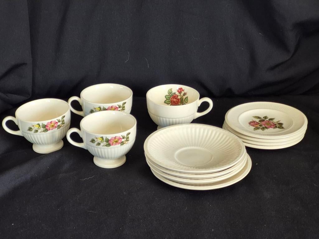 Wedgwood 4x kop 4x schotel 4x petit four bordjes briar rose, Huis en Inrichting, Keuken | Servies, Ophalen of Verzenden, Zo goed als nieuw