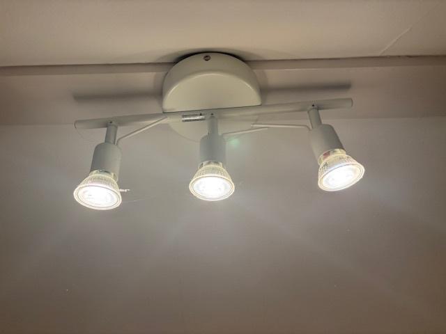 Plafondspot met lichtbaan met 3 spots IKEA, Ophalen, Halogeen, Metaal of Aluminium, Zo goed als nieuw