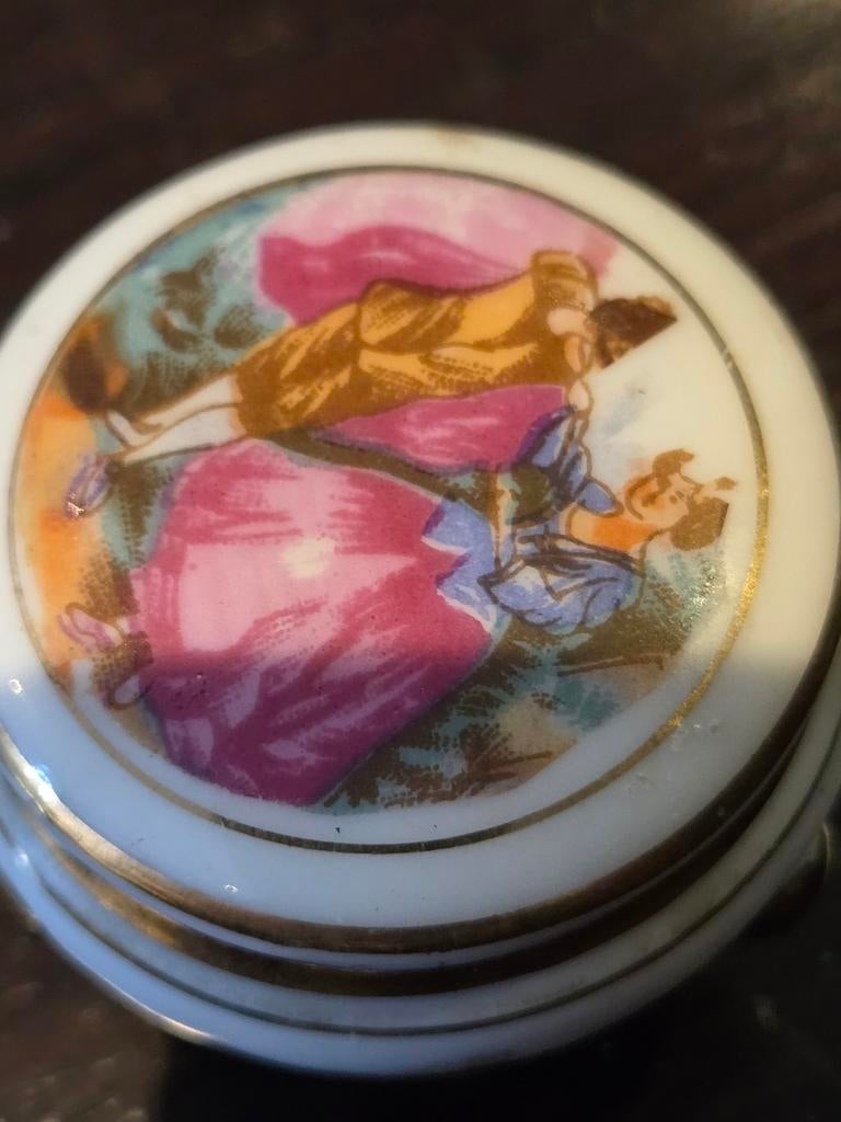 Porseleinen miniatuur doosje met romantische afbeelding, Ophalen