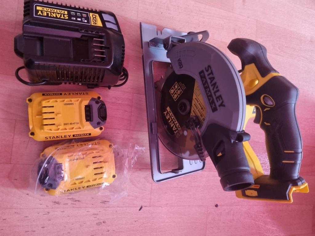 stanley accu cirkel zaag v20 oplader en twee accus, Ophalen, Nieuw