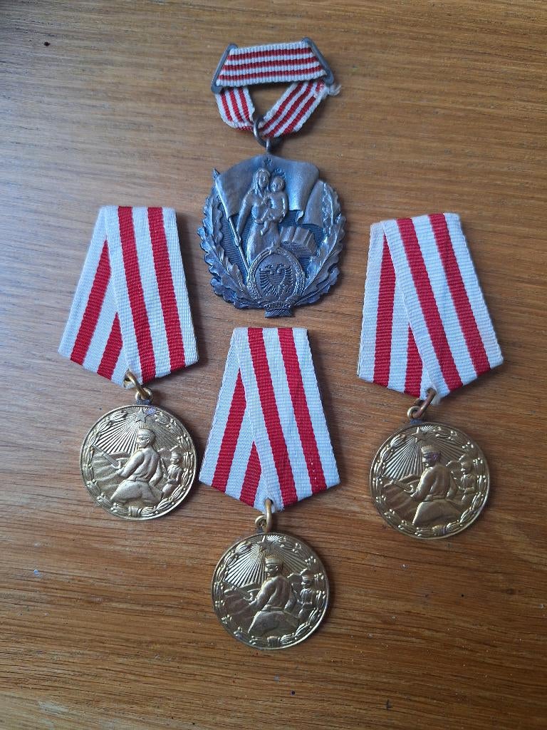 Lot 4 Albanese Medailles, Onderscheidingen, Emblemen, Ophalen of Verzenden, Overige materialen, Buitenland