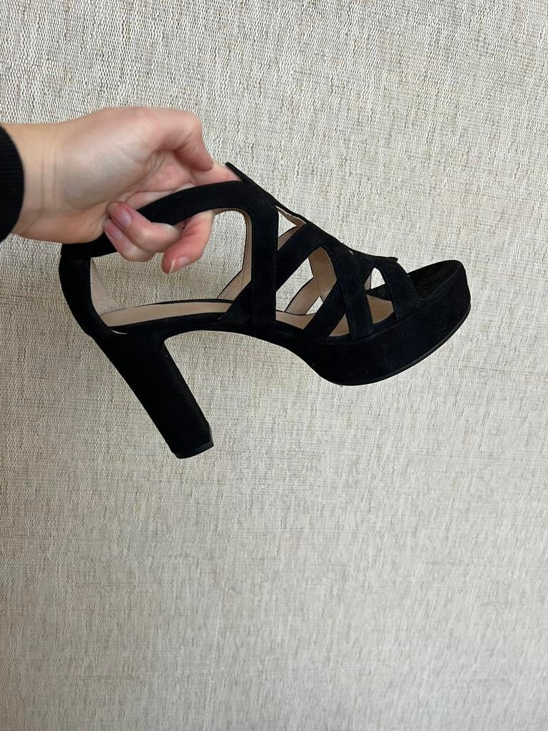 Suede hakken pumps Unisa zwart plateau, Kleding | Dames, Schoenen, Zwart, Ophalen of Verzenden, Zo goed als nieuw, Schoenen met hoge hakken