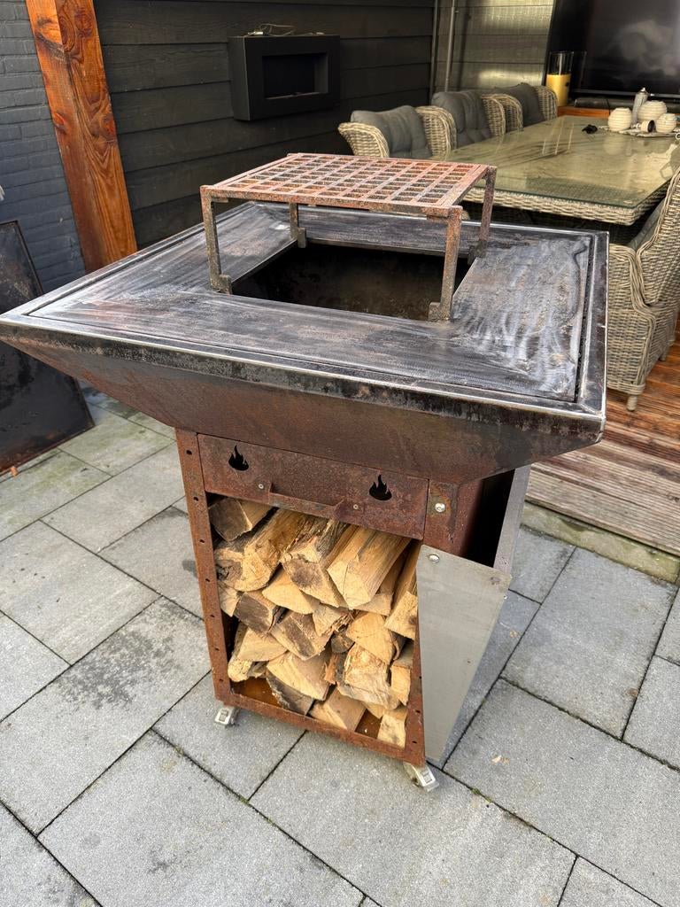 Barbecue BBQ Plancha Cortenstaal met Houtopslag, Ophalen, Gebruikt