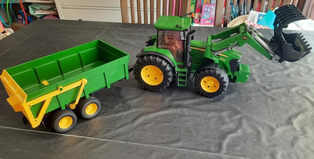 Bruder John Deere tractor met voorlader en aanhanger, Ophalen