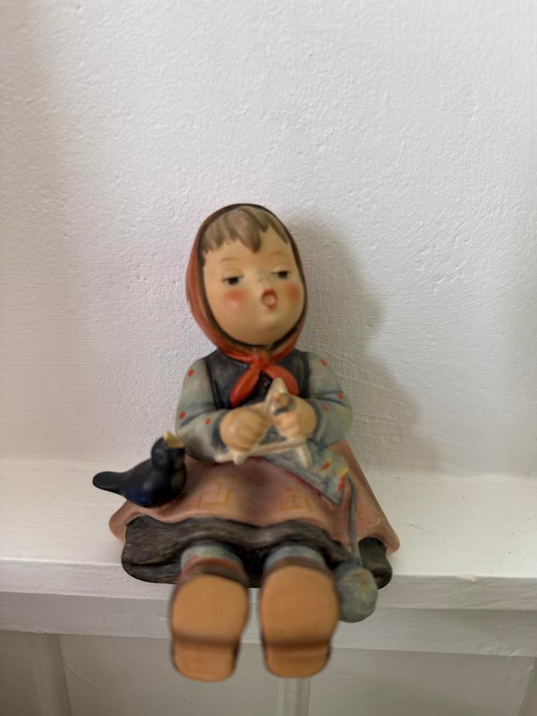 Vintage Hummel beeldje: Meisje met vogel en breiwerk, Verzamelen, Beelden en Beeldjes, Zo goed als nieuw, Hummel, Ophalen of Verzenden