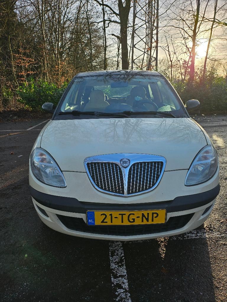 Lancia Ypsilon 1.4 16V 2006 Wit, Auto's, Voorwielaandrijving, 15 km/l, 40 €/maand, Beige