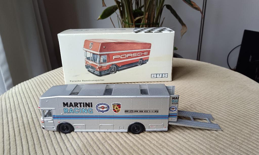Bub 1:87 Renntransporter Martini Porsche, Ophalen of Verzenden, Zo goed als nieuw, Bus of Vrachtwagen, Overige merken