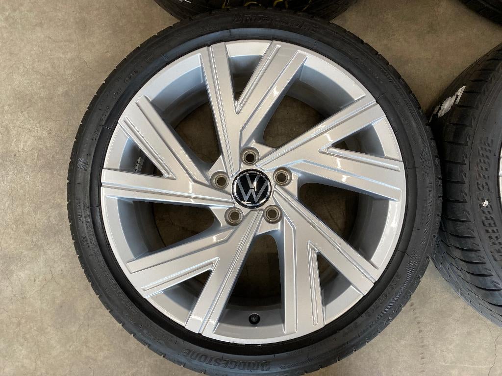 18 inch originele Bergamo velgen + zomerbanden VW Golf 8, Auto-onderdelen, Banden en Velgen, 18 inch, Gebruikt, Banden en Velgen