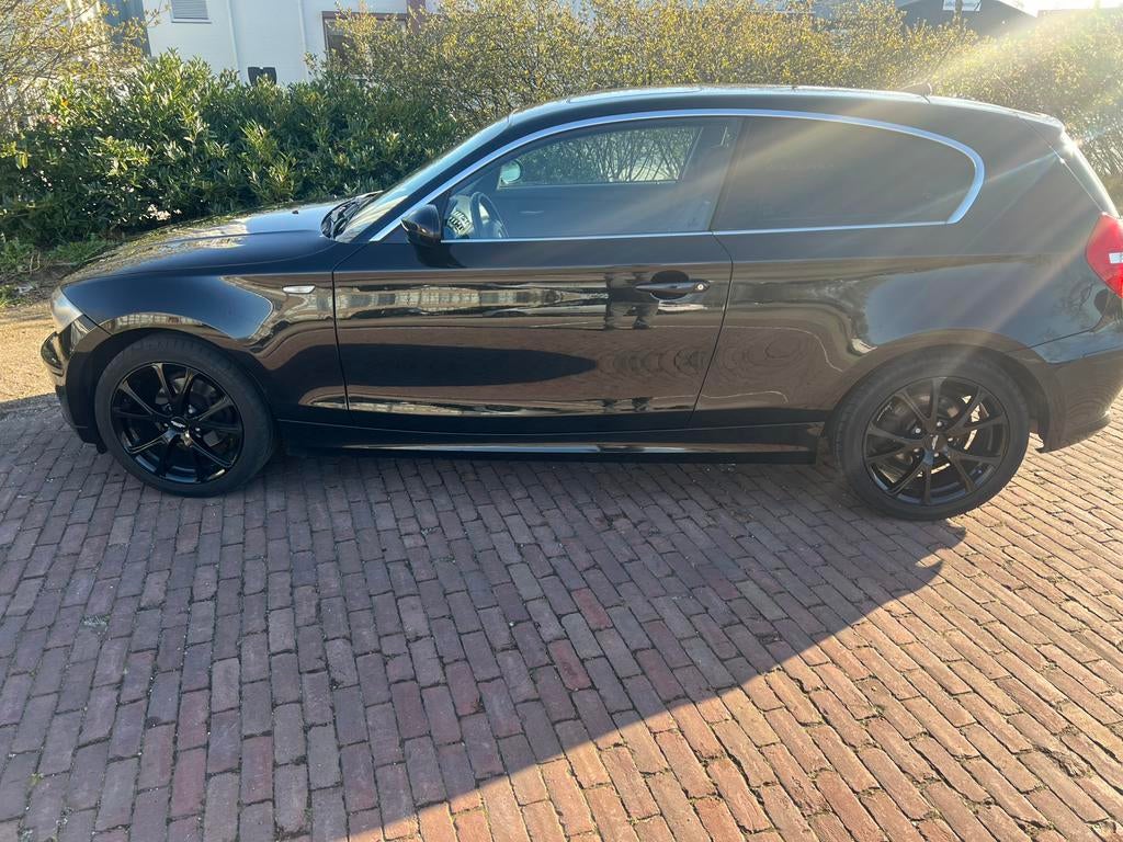 BMW 1-Serie 1.6 I 116 3DR 2008 Zwart, 1-Serie, 4 cilinders, 1200 kg, Particulier