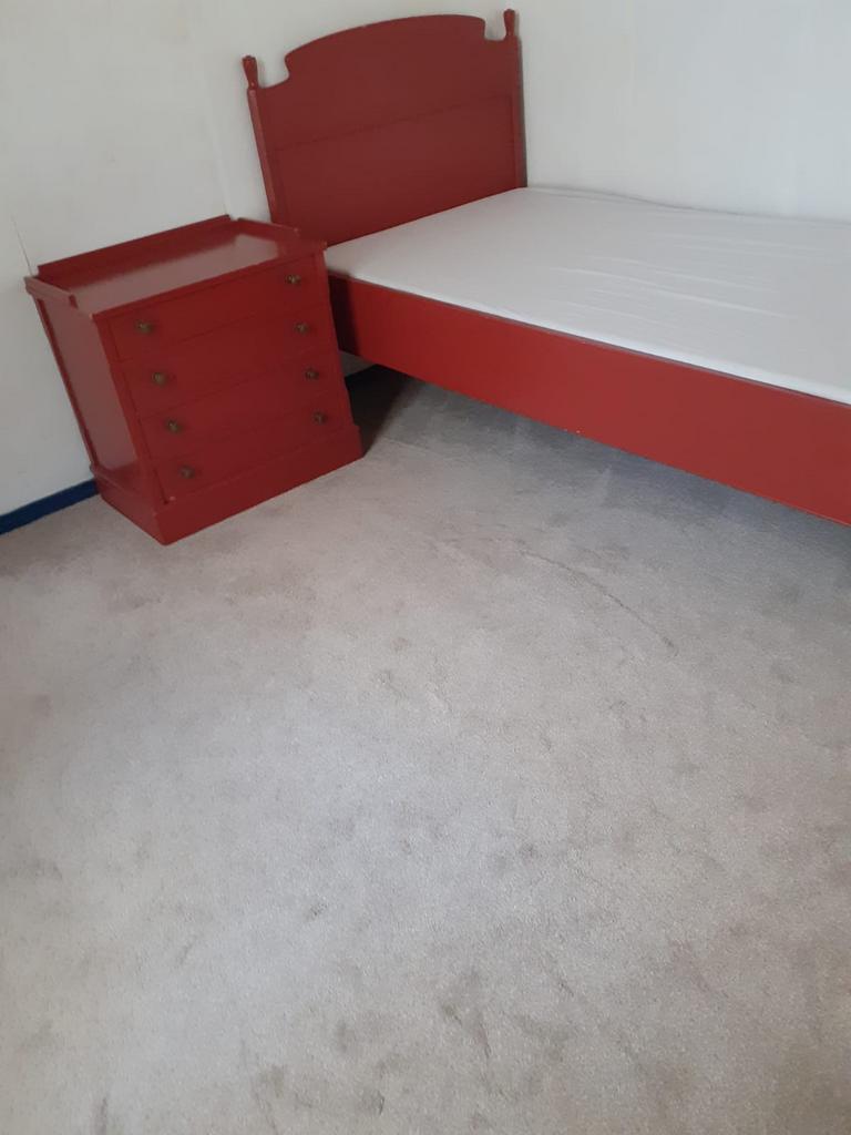 Eenpersoons bed inclusief matras en zijkastje moet zsm weg!, Ophalen, 90 cm, Eenpersoons, Wit