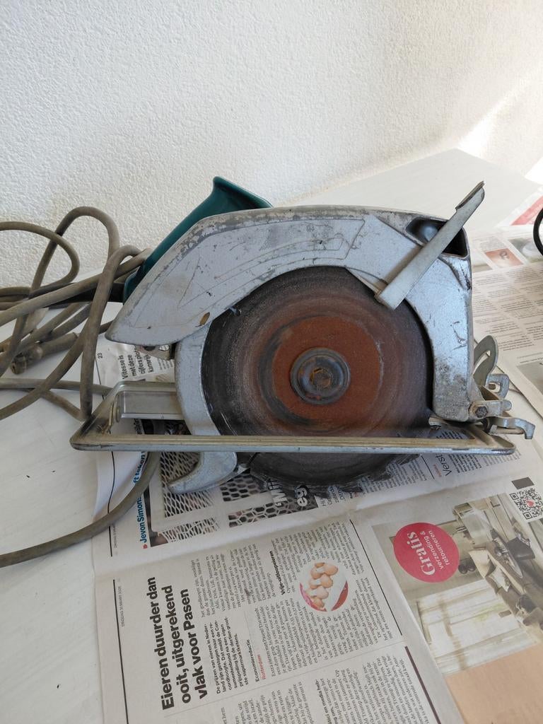 GOED WERKEND OUDE AFKORTZAAG ( BLACK EN DECKER ), Ophalen, Gebruikt, Afkortzaag, 30 tot 70 mm