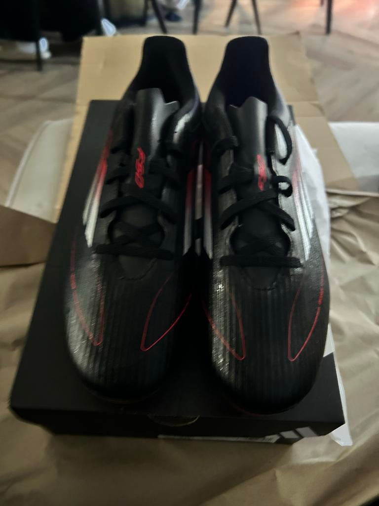 adidas F50 Club FG/MG 43 1/3 Zwart/Rood Nieuw !, Maat XS of kleiner, Schoenen, Nieuw, Ophalen of Verzenden