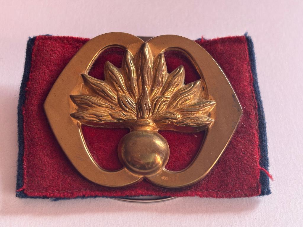 Oud Baret embleem garde Grenadiers met ringsluiting, Verzenden, Landmacht, Nederland, Kleding of Schoenen