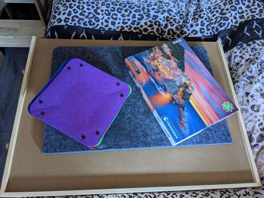 Puzzel met vilten puzzelmat en bakjes, Ophalen of Verzenden, 500 t/m 1500 stukjes, Nieuw