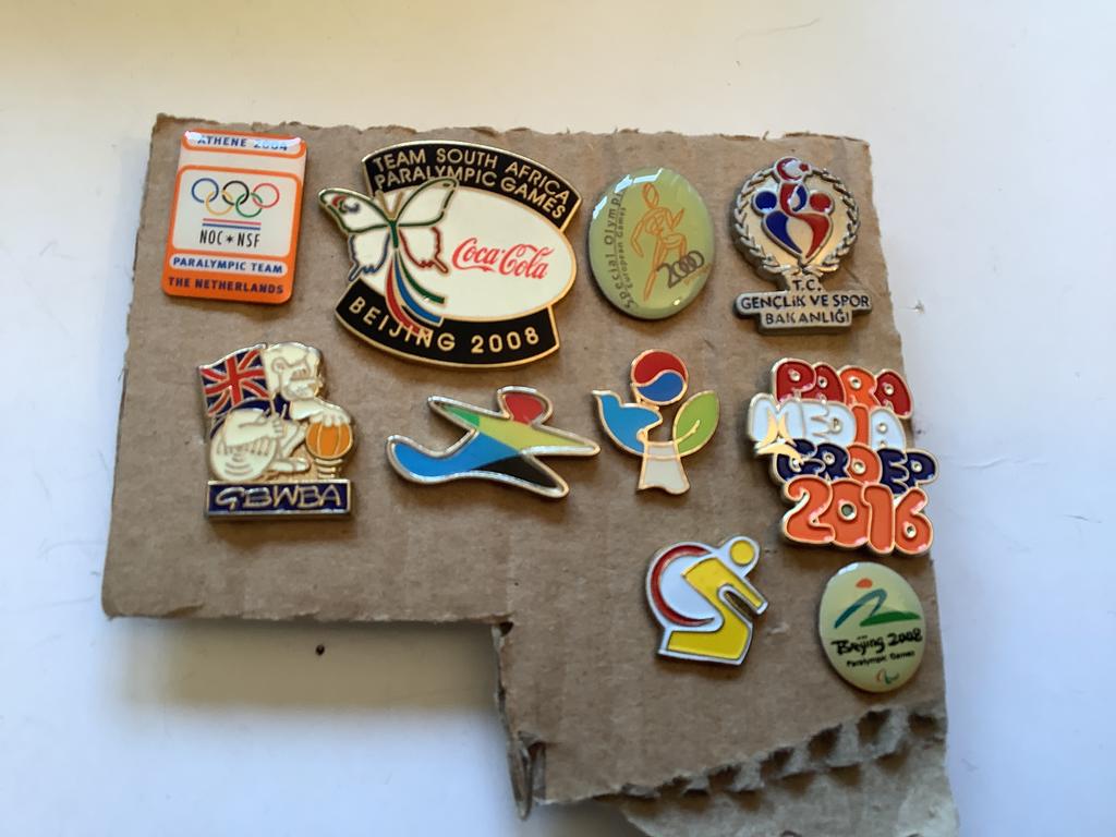 10 pins gehandicaptensport Paraolympische Spelen etc, Verzamelen, Ophalen of Verzenden, Zo goed als nieuw, Overige onderwerpen