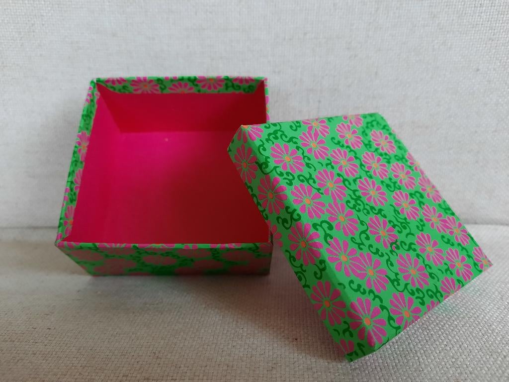 Doosje van karton groen met roze bloemen - nieuw -, Ophalen of Verzenden, Nieuw