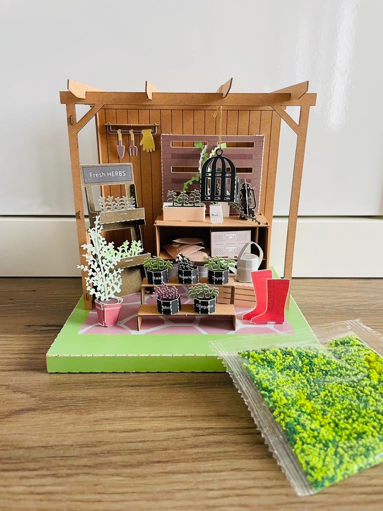 Gratis - minitatuur tuinhuisje karton, Ophalen, Zo goed als nieuw