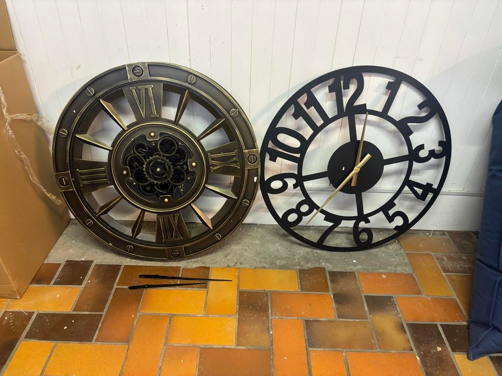 2 wandklokken Benny en Jannah als niuew, Ophalen of Verzenden, Nieuw, Analoog, Wandklok