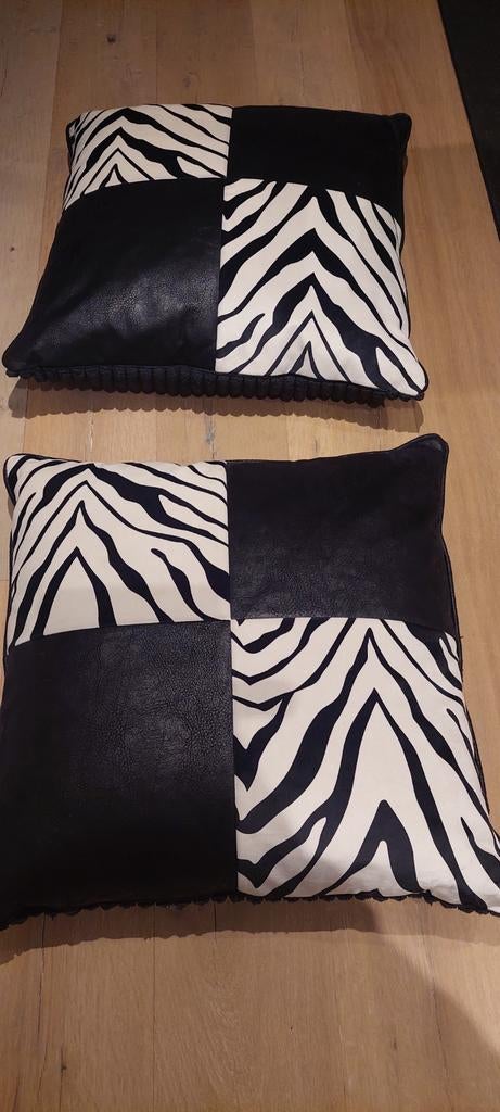 Lederen en stoffen kussens zwart/zebra 65x65 cm €15 pstuk, Ophalen, Gebruikt, Zwart, Vierkant