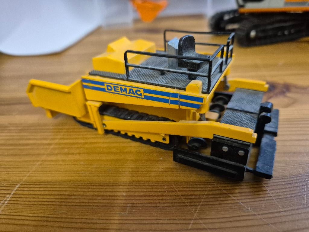 Asfalteer machine model  DEMAG, Hobby en Vrije tijd, Overige merken, Gebruikt, Ophalen of Verzenden, Groter dan 1:32