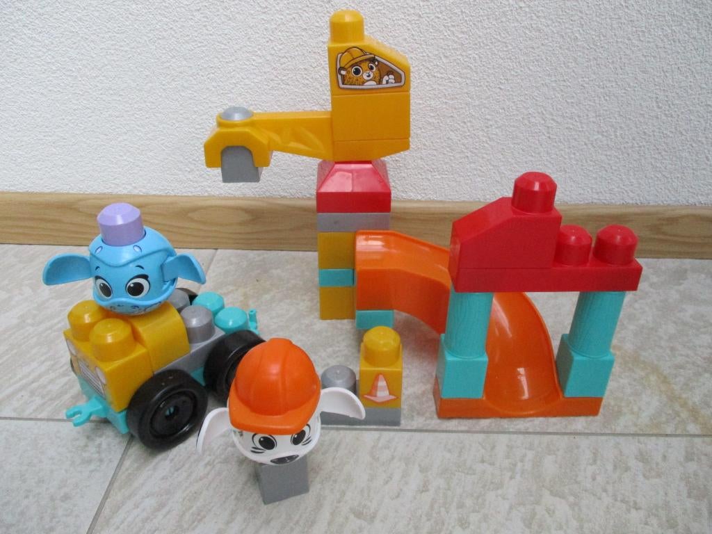 MegaBloks 61-delig Mega Bloks met auto's en 5 poppetjes, Ophalen of Verzenden, Gebruikt, Megabloks