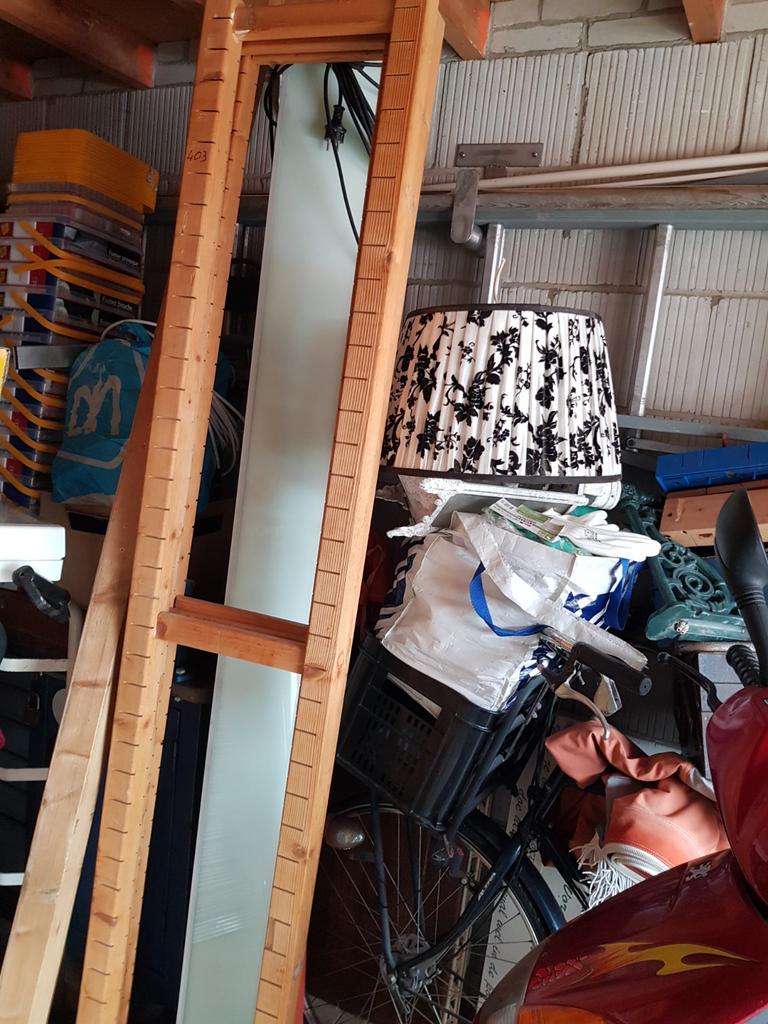 Lundia stelling van hout,en één van metaal, Ophalen