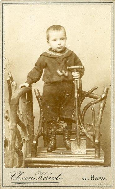 CDV – Jongen met schep, CH. VAN KERVEL DEN HAAG (PH056), Verzamelen, Foto's en Prenten, Gebruikt, Verzenden, Foto, Voor 1940