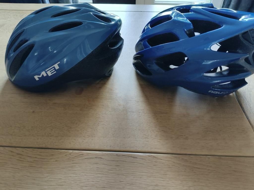 2 blauwe fietshelmen van het merk Agu en Met, Ophalen of Verzenden, Gebruikt