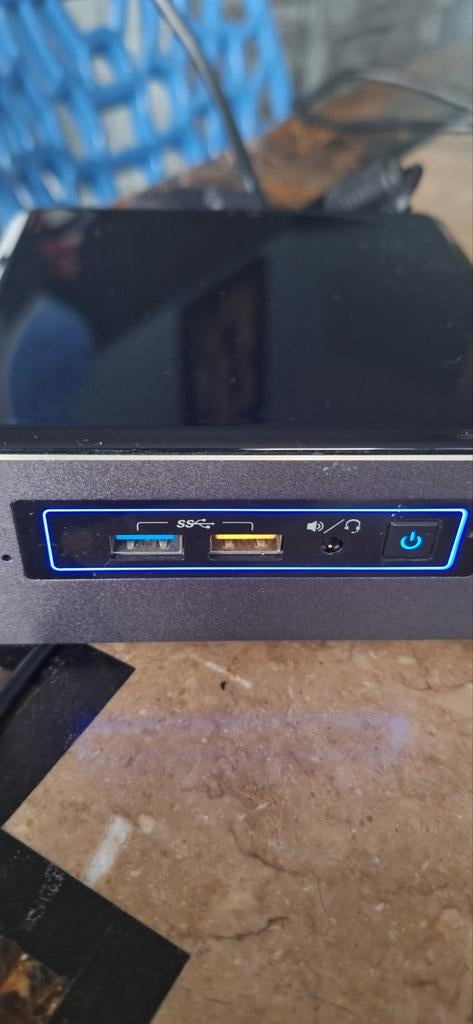 Intel NUC met HP EliteDisplay E240, toetsenbord en muis, Ophalen
