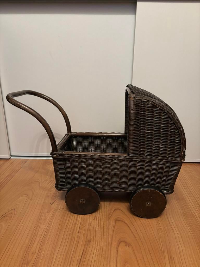 Poppenwagen kinderwagen pop vintage rotan riet, Ophalen of Verzenden, Zo goed als nieuw, Babypop
