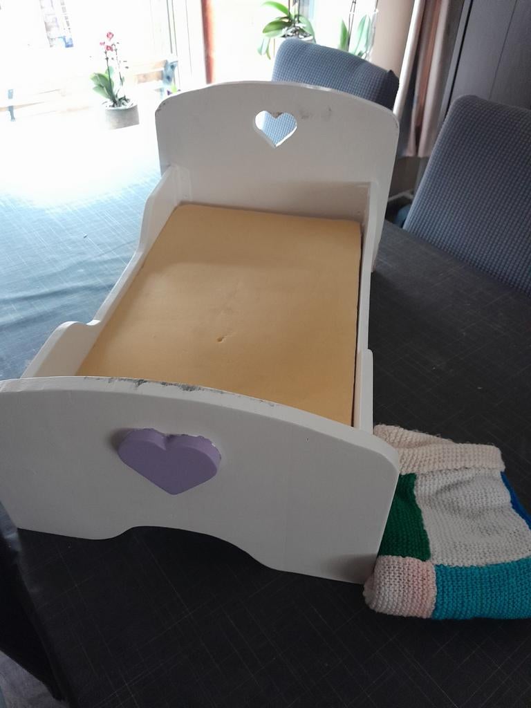 Handgemaakt poppenbedje met matrasje, Kinderen en Baby's, Speelgoed | Poppen, Ophalen, Gebruikt, Overige typen