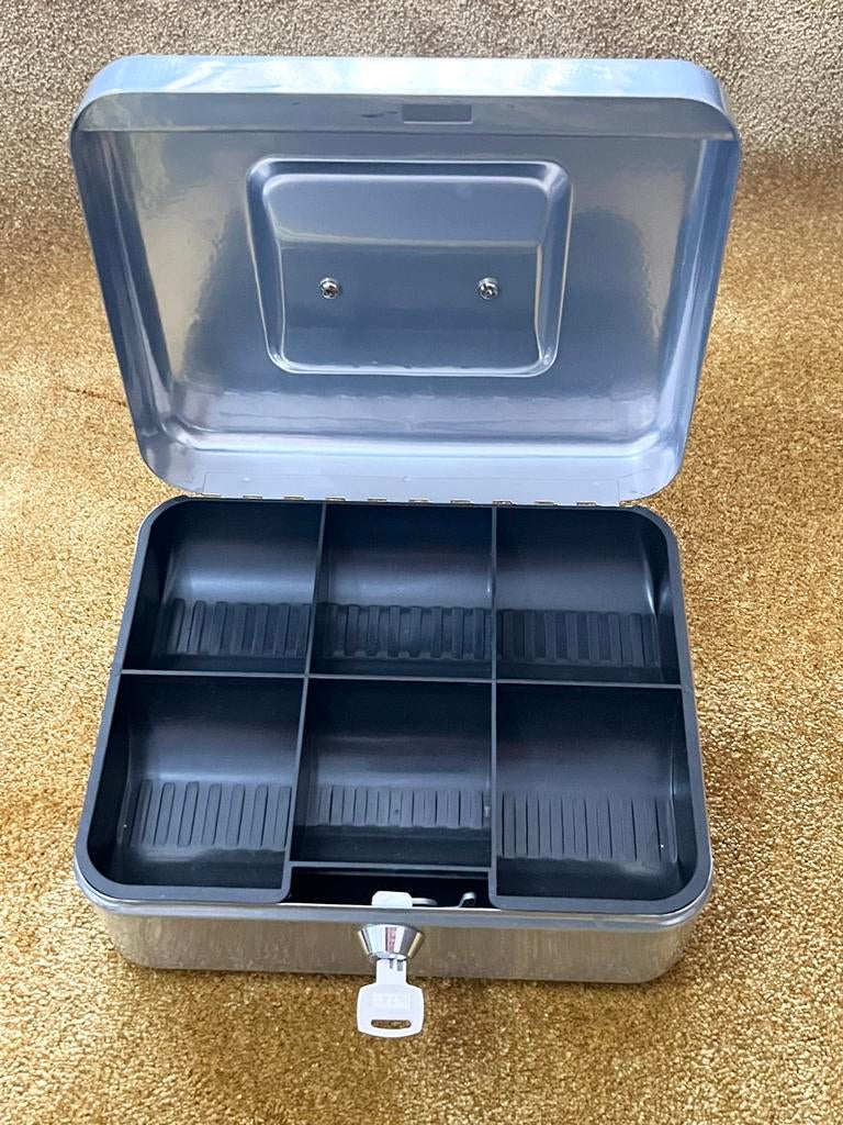 Metalen Geldkistje met Sleutel - Grijs, Ophalen of Verzenden, Zo goed als nieuw, Metaal, Minder dan 50 cm