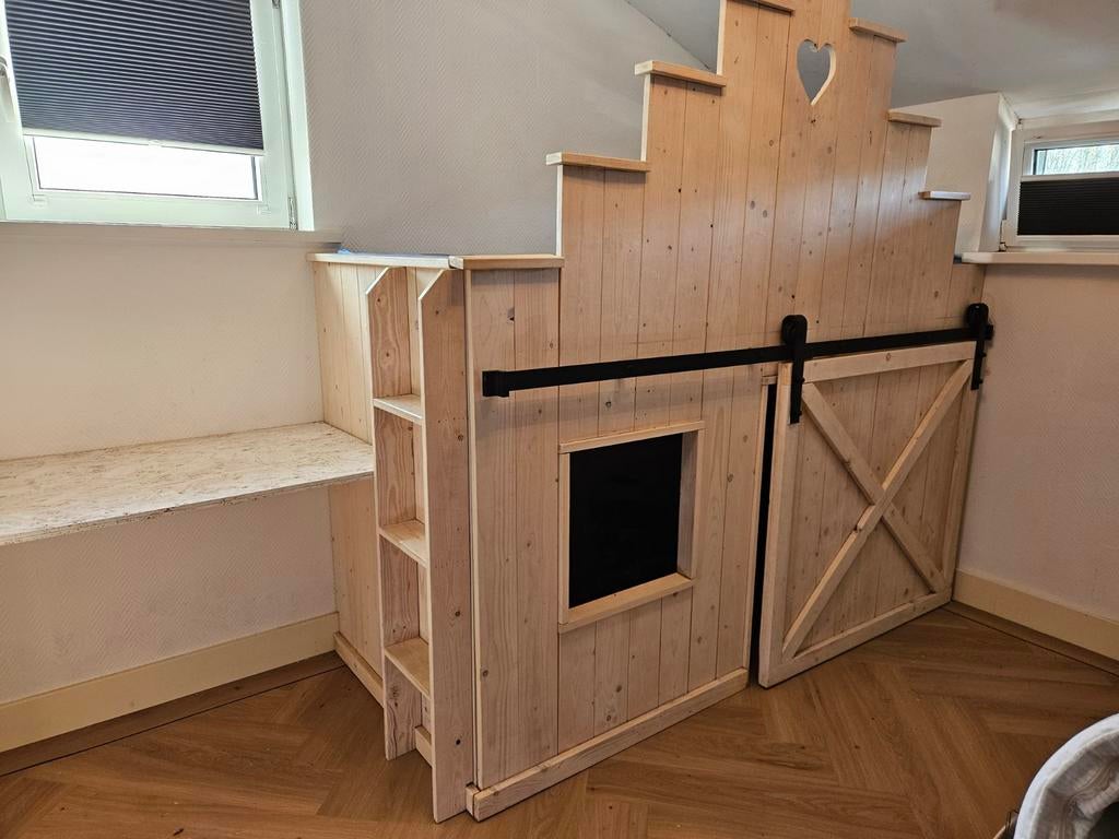 Kinderbed in huisvorm met schuifdeur, bureau en boekenkast, Ophalen, 85 tot 100 cm, Gebruikt, Matras